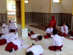 Siswa SD Subang Terpaksa Belajar di Musala gegara Kelas Rusak