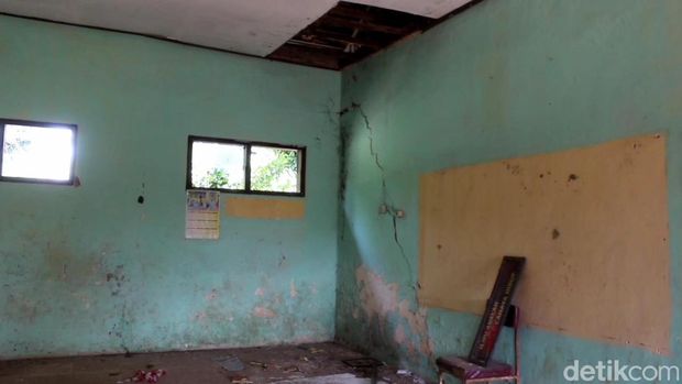 Kondisi belajar mengajar siswa SDN Sukatani di musala