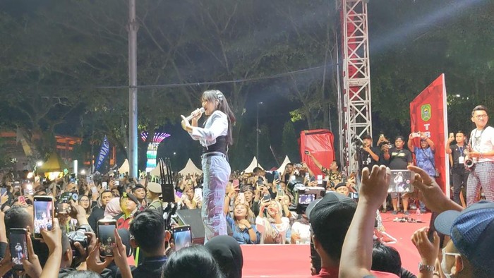 Konser Happy Asmara di Hari Jadi Trenggalek yang digelar di Alun-alun Trenggalek pada Selasa (30/8/2023) malam.