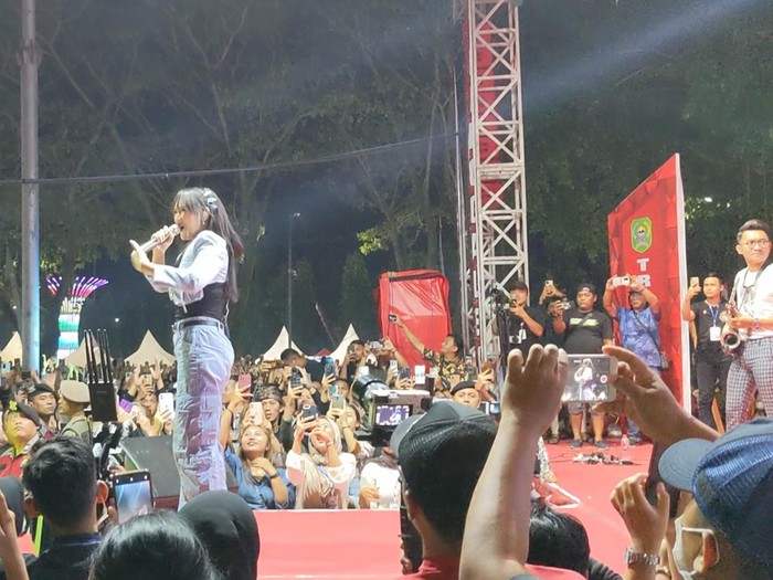 Konser Happy Asmara di Hari Jadi Trenggalek yang digelar di Alun-alun Trenggalek pada Selasa (30/8/2023) malam.