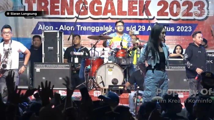 Konser Happy Asmara di HUT Trenggalek ricuh.