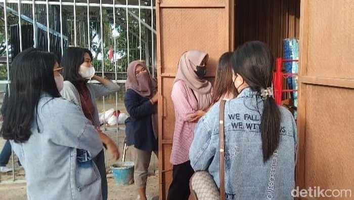 Korban investasi bodong melapor ke Polresta Kendari. detikcom/Nadhir Attamimi