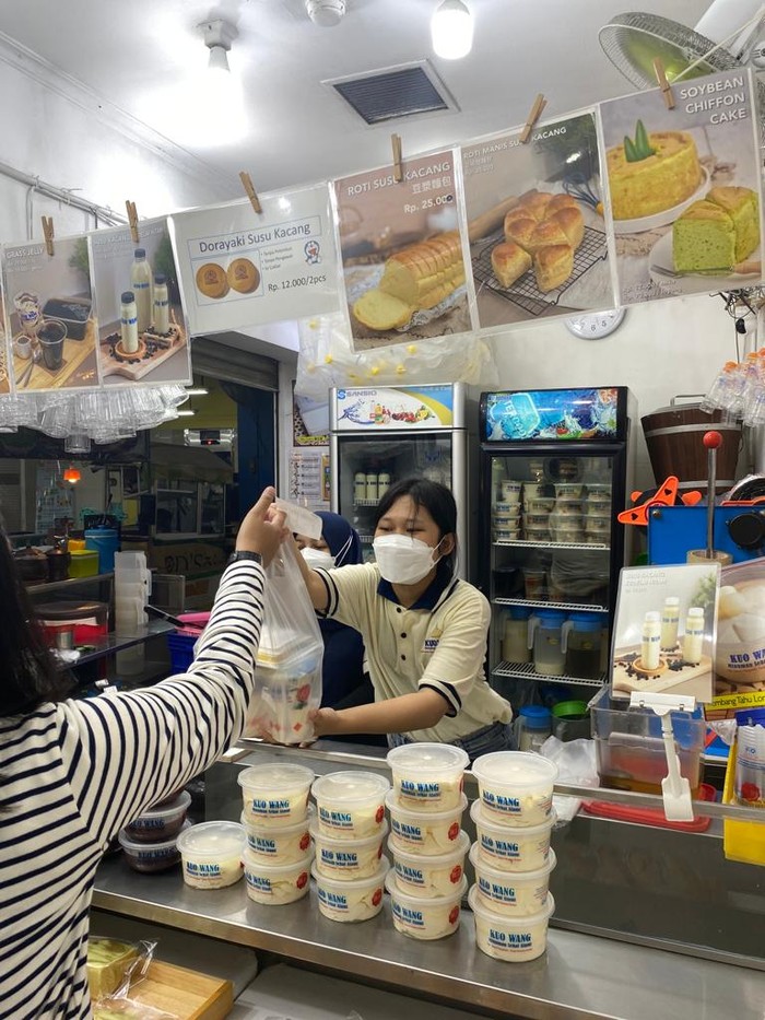 Kuo Wang, gerai jajanan serba kacang kedelai dan aneka bolu jadul di Fresh Market PIK.