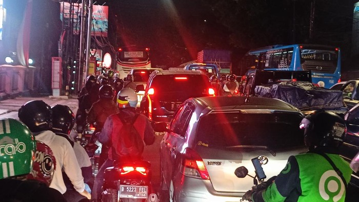 Lalin sekitar galian Pondok Pinang macet parah malam ini