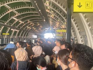 LRT Jabodebek Jalur Bekasi Alami Gangguan, Penumpang Tertahan