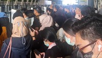 Penumpukan penumpang terjadi karena kereta yang tak kunjung datang. 