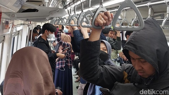 Operasional LRT Jabodebek mandek di Stasiun Cikunir 2 dan membuat perjalanan sempat tertahan. Penumpang pun menumpuk menunggu kereta yang tak kunjung datang.