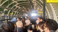 Penumpukan penumpang terjadi di Stasiun Cikunir 1, Rabu (30/8/2023) pagi. 