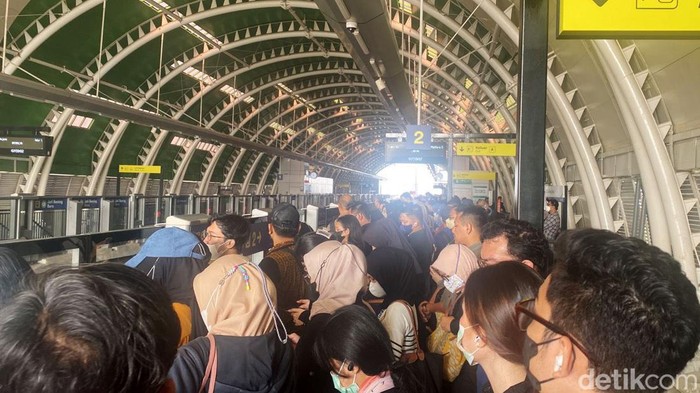 LRT Jabodebek Sempat Gangguan hingga AC Mati, Ini Suasana Saat Penumpang Numpuk Operasional LRT Jabodebek mandek di Stasiun Cikunir 2 dan membuat perjalanan sempat tertahan. Penumpang pun menumpuk menunggu kereta yang tak kunjung datang.