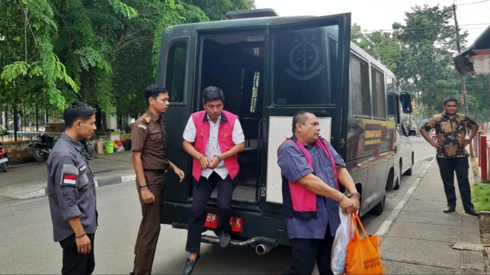 M dan YZ saat dibawa untuk ditahan (Dok Kejati Riau)