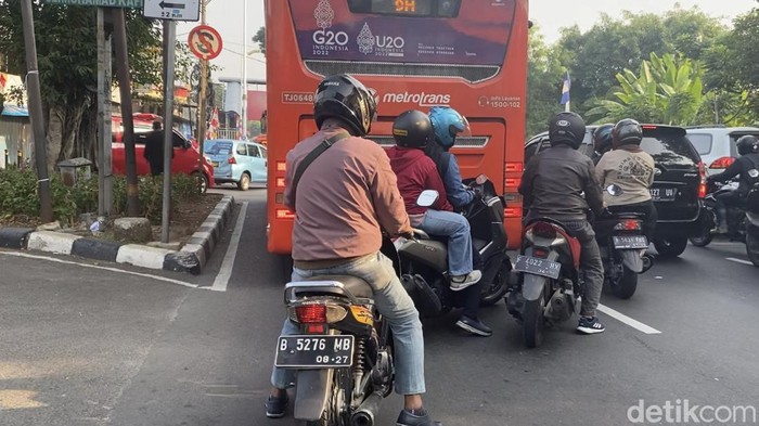 Macet di Jalan Lenteng Agung