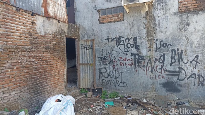 Akses ke rumah warga yang dilewati usai tembok masjid ditutup.