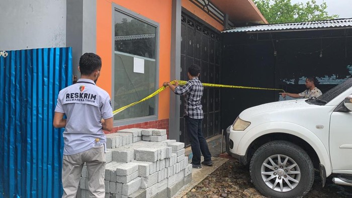 Personel Polres Halmahera Timur memasang police line di Cafe Queen setelah kasus TPPO terungkap.