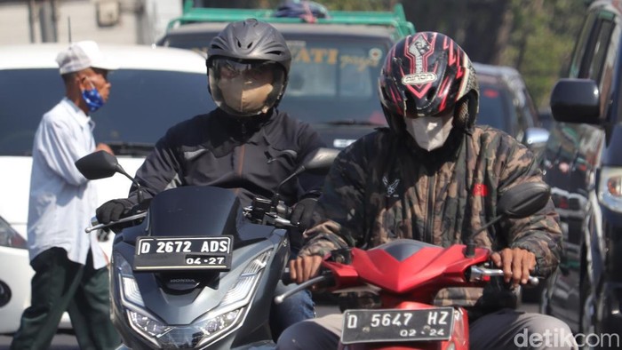 Masker menjadi cara warga Bandung menjaga kesehatan dari polusi udara.