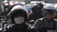Masker digunakan para pengendara agar terhindar dari serangan penyakit yang ditimbulkan polusi udara. (Foto: Wisma Putra/detikJabar)