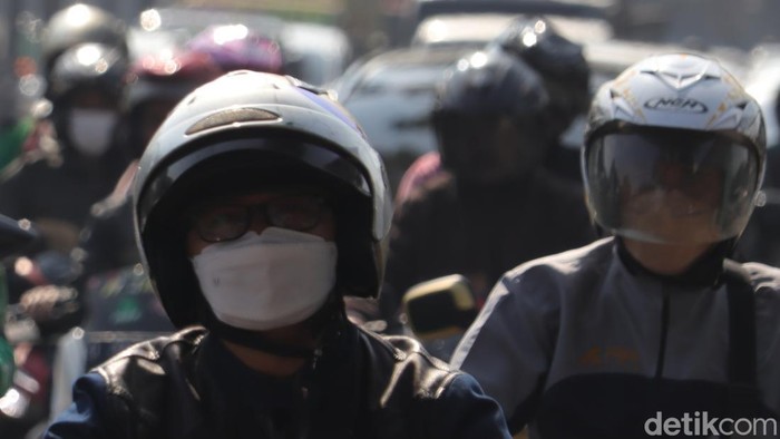 Masker menjadi cara warga Bandung menjaga kesehatan dari polusi udara.