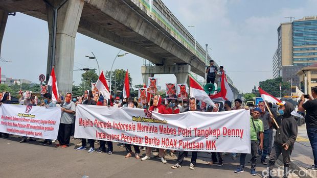 Massa Majelis Pemuda Demo di Mabes Polri