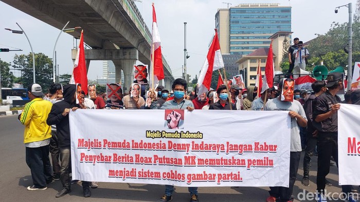 Massa Majelis Pemuda Demo di Mabes Polri