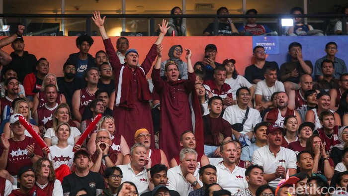 Melihat Totalitas Pendukung Latvia di FIBA World Cup 2023 Pendukung Latvia rela menempuh perjalanan lebih dari 10 ribu kilometer untuk menyaksikan FIBA World Cup 2023 di Indonesia Arena. Begini aksi mereka.