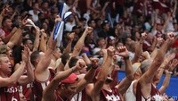 Para suporter Timnas Basket Latvia mulai berdatangan ke Indonesia Arena, Jakarta, sebelum laga. Kedatangan mereka cukup menyita perhatian karena diiringi tabuhan drum yang sengaja dibawa.  