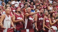 Para suporter Timnas Basket Latvia menempuh lebih dari 10 ribu kilometer dari ibu kota Riga ke Jakarta. Perjalanan dengan jarak tempuh segitu harus dilalui melalui penerbangan selama hampir 20 jam.  