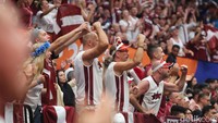 Pendukung Latvia memberikan semangat kepada tim mereka saat laga melawan Kanada.  