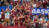 Sejumlah WNA pendukung Latvia memberikan semangat kepada tim kebanggannya yang bertanding dalam ajang FIBA World Cup 2023 di Indonesia Arena, Jakarta.  