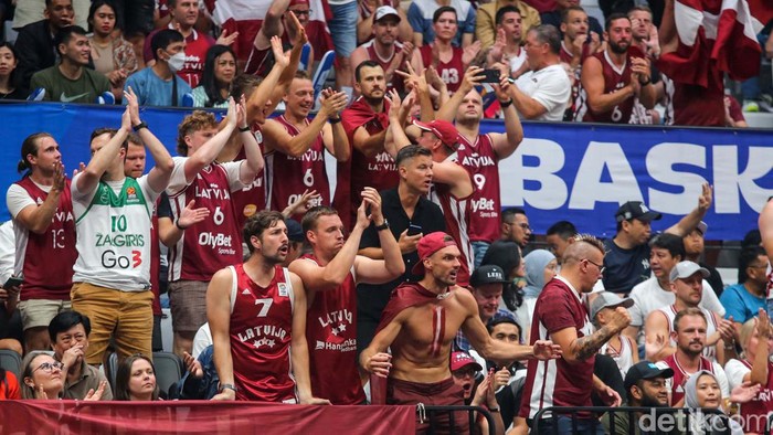 Pendukung Latvia rela menempuh perjalanan lebih dari 10 ribu kilometer untuk menyaksikan FIBA World Cup 2023 di Indonesia Arena. Begini aksi mereka.