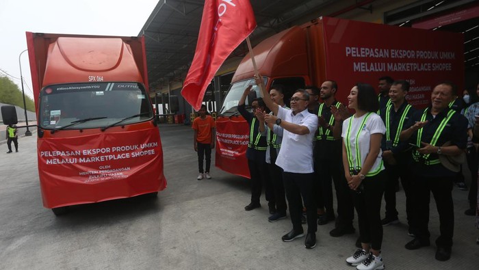 Mendag Lepas Ekspor Produk UMKM Shopee ke 9 Negara Menteri Perdagangan RI Zulkifli Hasan meresmikan Gudang Ekspor Shopee dengan mengangkat bendera sebagai simbolis pelepasan truk mobil pengiriman paket ekspor di Cengkareng, Jakarta Barat, Rabu (30/8/2023).