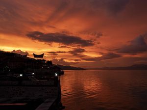 Menikmati Indahnya Matahari Terbenam di Danau Toba
