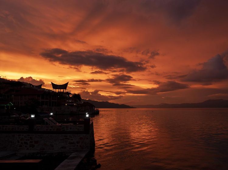 Menikmati Indahnya Matahari Terbenam di Danau Toba