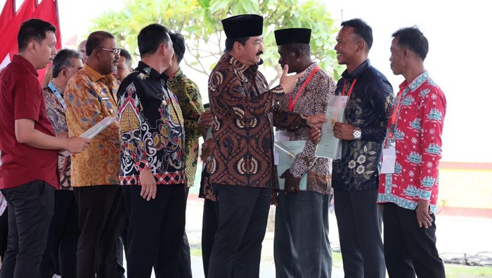 Menteri ATR/BPN Hadi Tjahjanto serahkan sertifikat tanah ke warga di Kabupaten Karimun, Kepri