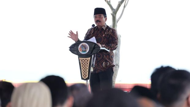 Menteri ATR/BPN Hadi Tjahjanto serahkan sertifikat tanah ke warga di Kabupaten Karimun, Kepri