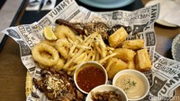 Menu platter yang terdiri dari singkong goreng, kenyang goreng, cumi goreng, ayam bakar, dan sate rembiga pun tersedia di Antarasa. Foto: detikcom/Riska Fitria