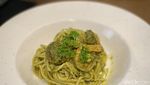 Ada Salmon Acar Kuning dan Cake Belelehan Cokelat Lumer di Restoran Ini