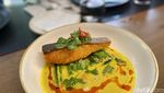 Ada Salmon Acar Kuning dan Cake Belelehan Cokelat Lumer di Restoran Ini