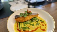 Dari restoran Antarasa mengeluarkan menu nusantara fusion. Ada salmon acar bumbu kuning yang kaya rempah. Foto: detikcom/Riska Fitria