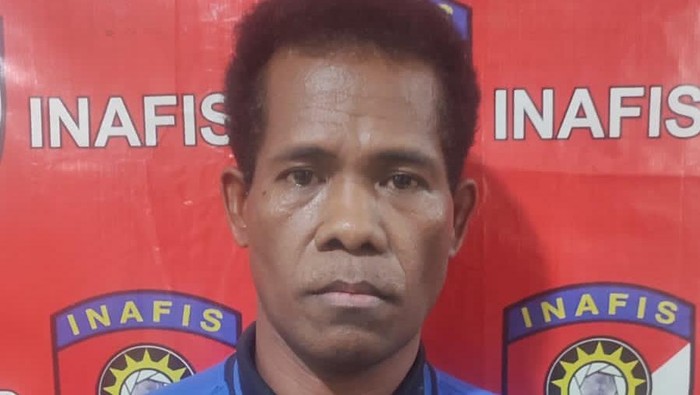 Staf Sekolah Bernadus berinisial LH (44) di Kabupaten Mimika, Papua Tengah ditangkap polisi karena memperkosa seorang siswi SMP berusia 15 tahun.
