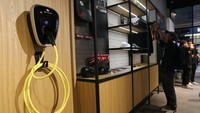 MINI Eurokars Studio juga hadirkan dua buah charging station yang dipasang di Central Market, sangat memudahkan untuk pemilik MINI Electric agar dapat mengisi daya kendaraan sambil berjalan-jalan di mall. Dua orang MINI Consultant siap untuk menyapa dan menjelaskan setiap pertanyaan ataupun membantu calon pelanggan untuk test drive, setiap hari dari pukul 10.00 WIB hingga 22.00 WIB.
