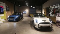 Diler MINI Eurokars Studio PIK memiliki luas area 153 m2dan berada di lokasi yang sangat strategis di lantai dasar dari Central Market, MINI Eurokars Studio PIK berikan nuansa fresh dan tampilkan dua kendaraan MINI yang dipajang untuk dilihat langsung oleh pengunjung mall serta dua kendaraan yang dapat di-test drive seperti MINI Electric dan MINI Countryman.