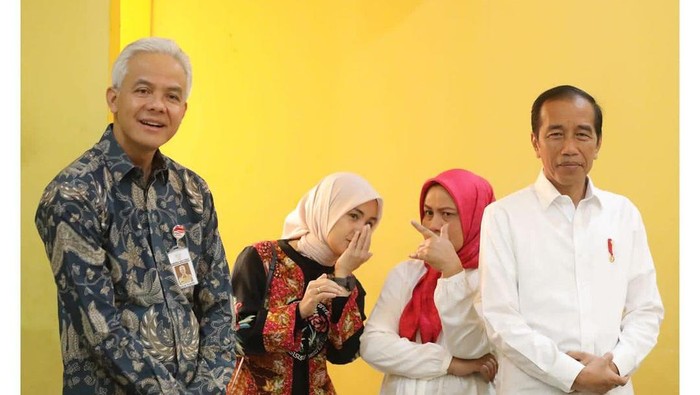Momen Atikoh dan Iriana Jokowi bisik-bisik di belakang suami. Foto ini diunggah Ganjar di akun Instagramnya, Rabu (30/8/2023).