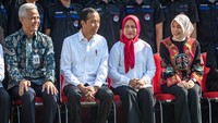 Presiden Joko Widodo (kedua kiri) didampingi Ibu Negara Iriana Joko Widodo (kedua kanan) berbincang dengan Gubernur Jateng Ganjar Pranowo (kiri) dan istrinya Siti Atiqoh Supriyanti (kanan) di sela-sela kunjungan kerja di SMK N Jawa Tengah, Kota Semarang, Jawa Tengah, Rabu (30/8/2023).