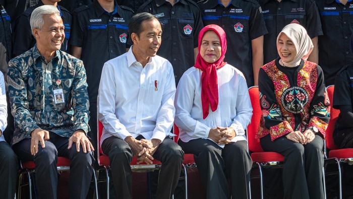 Presiden Joko Widodo (Jokowi) didampingi Gubernur Jawa Tengah Ganjar Pranowo, mengunjungi SMKN Jawa Tengah (Jateng) di Jalan Brotojoyo, Kota Semarang, Rabu (30/08/2023).