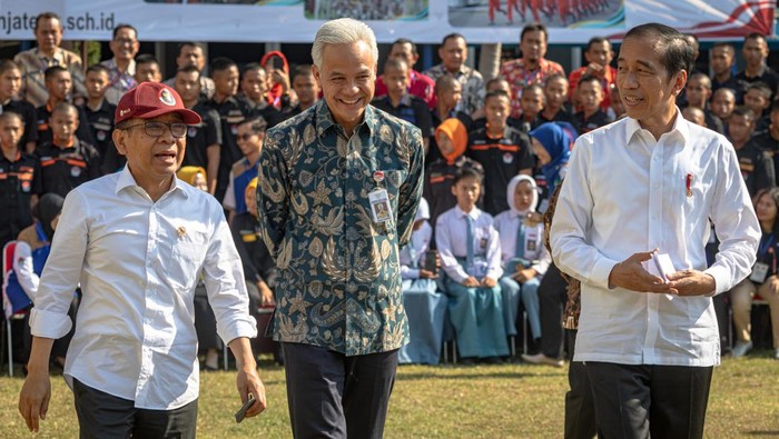 Momen Presiden Jokowi Didampingi Ganjar Pranowo Tinjau SMKN Jateng Presiden Joko Widodo (Jokowi) didampingi Gubernur Jawa Tengah Ganjar Pranowo, mengunjungi SMKN Jawa Tengah (Jateng) di Jalan Brotojoyo, Kota Semarang, Rabu (30/08/2023).