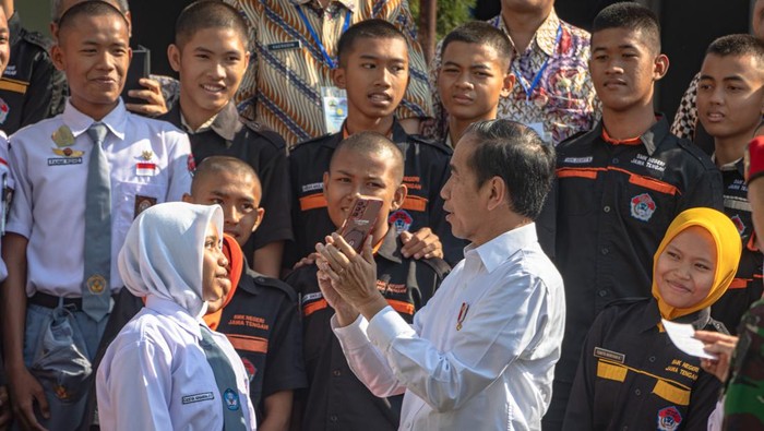 Momen Presiden Jokowi Didampingi Ganjar Pranowo Tinjau SMKN Jateng Presiden Joko Widodo (Jokowi) didampingi Gubernur Jawa Tengah Ganjar Pranowo, mengunjungi SMKN Jawa Tengah (Jateng) di Jalan Brotojoyo, Kota Semarang, Rabu (30/08/2023).