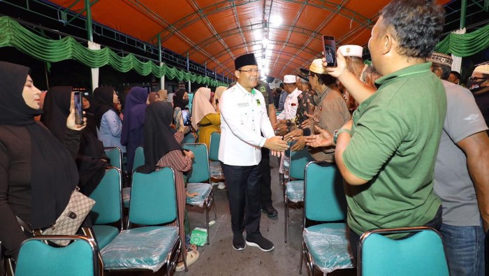 Muhamad Mardiono menyapa warga di acara Deklarasi PPP di Tojo Una Una, Sulsel.