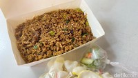 Begitu dibuka, Nasi Goreng Kambing H Bisri mengeluarkan aroma gurih berempah yang nikmat. Potongan daging kambingnya kecil-kecil, tapi banyak.