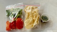 Kalau ini nasi goreng mahal yang detikfood dapatkan dari restoran Daun Muda Soulfood di Wolter Monginsidi. Pelengkapnya lebih premium berupa potongan tomat merah besar, emping, dan sambal hijau dalam cup kecil.