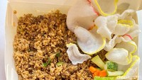Saat disandingkan, seperti ini perbandingan nasi goreng murah vs mahal yang detikfood coba. Dua-duanya tampak menarik selera.