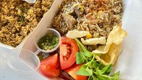 Jika dilihat dari segi harga dan rasa, menurut kami kedua nasi goreng kambing ini memiliki keistimewaan masing-masing yang sepadan dengan harganya.